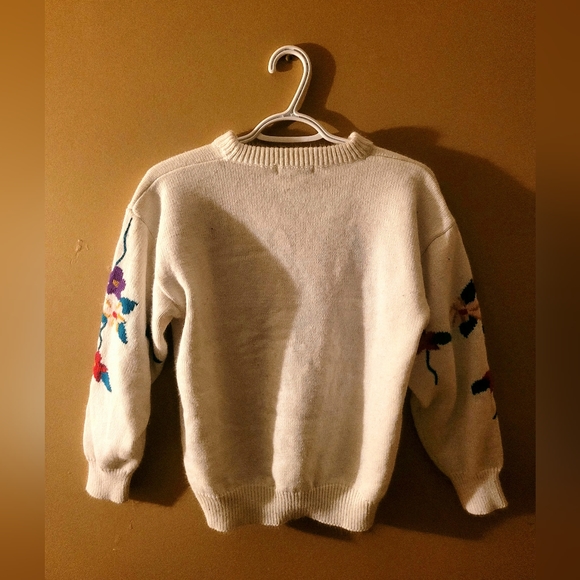 Women's Floral Motif Sweater - Picture 4 of 5